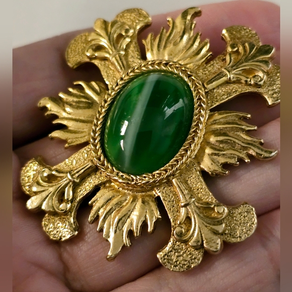 Vintage Accessocraft NYC Gold Tone Green Maltese Cross Brooch pendant estate - Picture 3 of 12